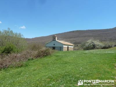 La pradera de la ermita de San Benito;mochila trekking;senderismo montaña burgos